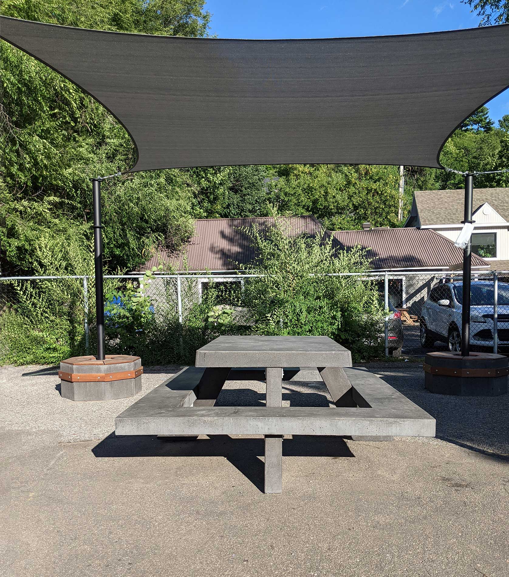 Couleurs_Ombra Toile d'ombrage et table Quadra en béton