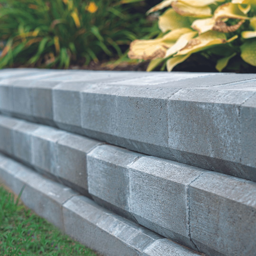 Différences entre murets décoratifs et mur de soutènement en béton | Patio Drummond